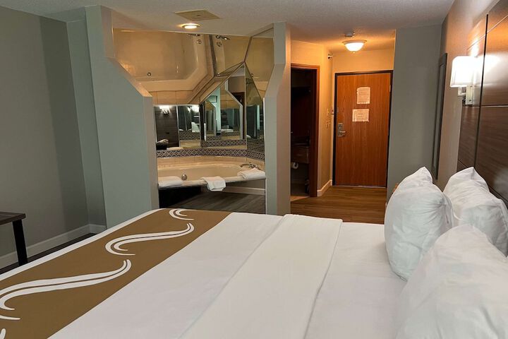 1 King Bed (6 of 17)
