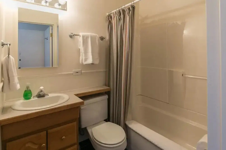 Room 4 of 8