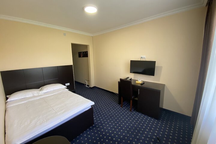 Room 11 of 32