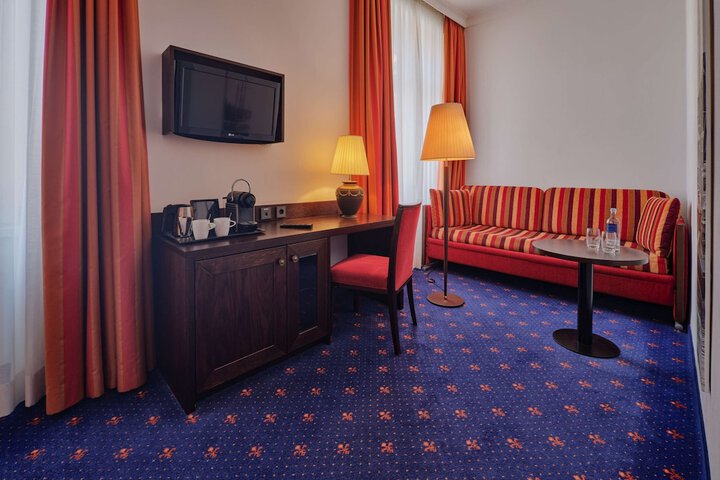 Room 25 of 76