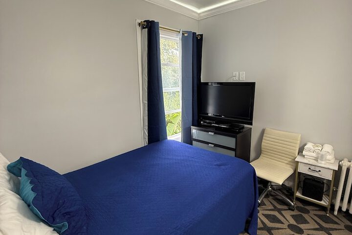 Single Room 1 Double Bed Shared Bathroom (6 of 19)
