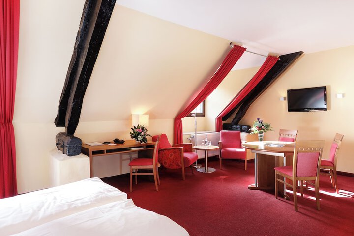 Room 16 of 76