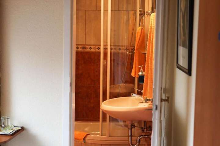Room 23 of 38