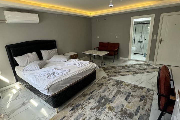 Room 5 of 9