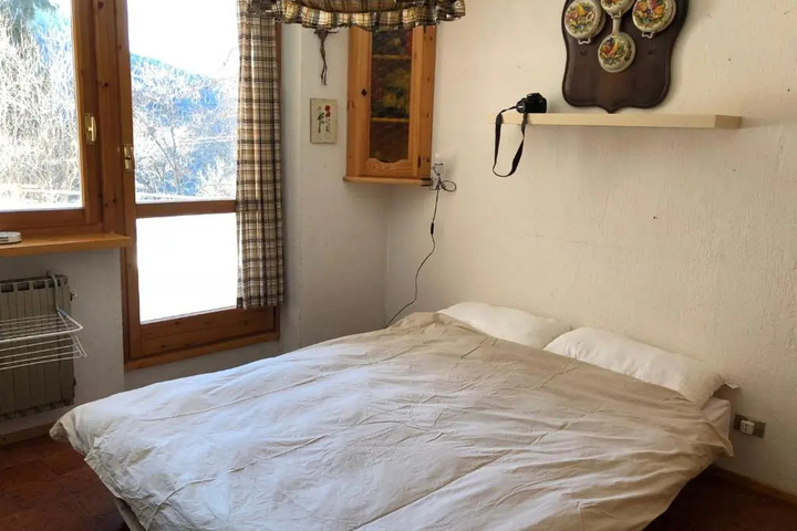 Room 4 of 8