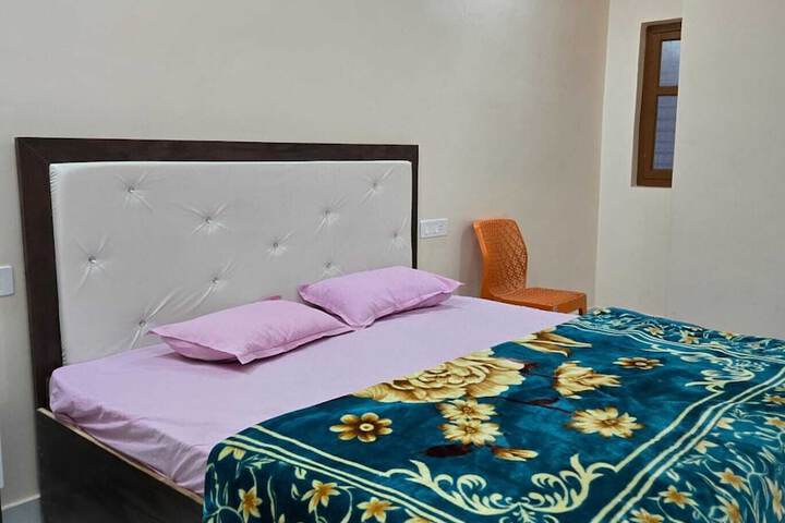 Room 4 of 37