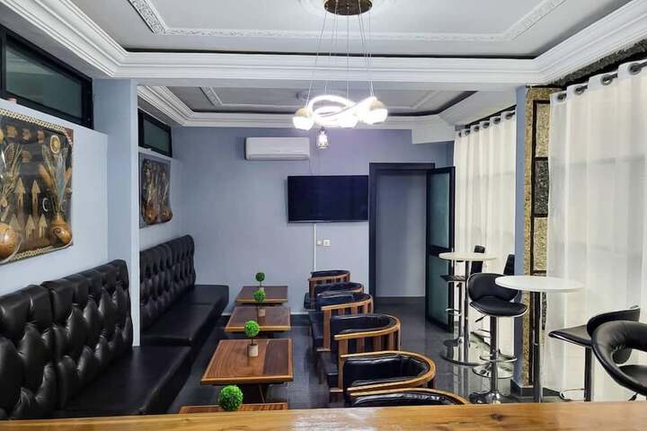Lounge 68 of 79