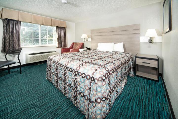 1 Queen Bed (2 of 11)
