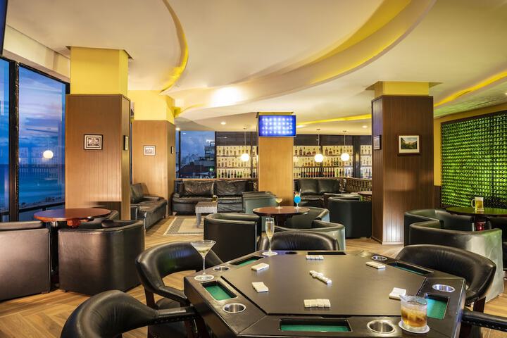 Lounge 70 of 83