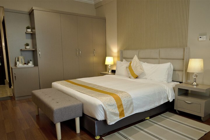 Room 6 of 102