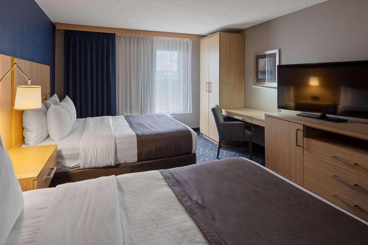 1 Queen Bed Pillow Top Mattress Refrigerator High Speed Internet Accessible Full Breakfast (3 of 13)
