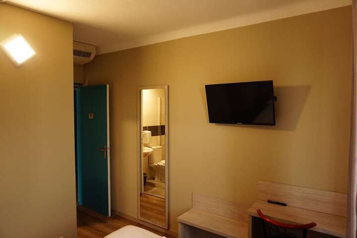 Room 17 of 43