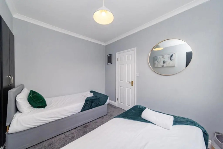 Room 6 of 16