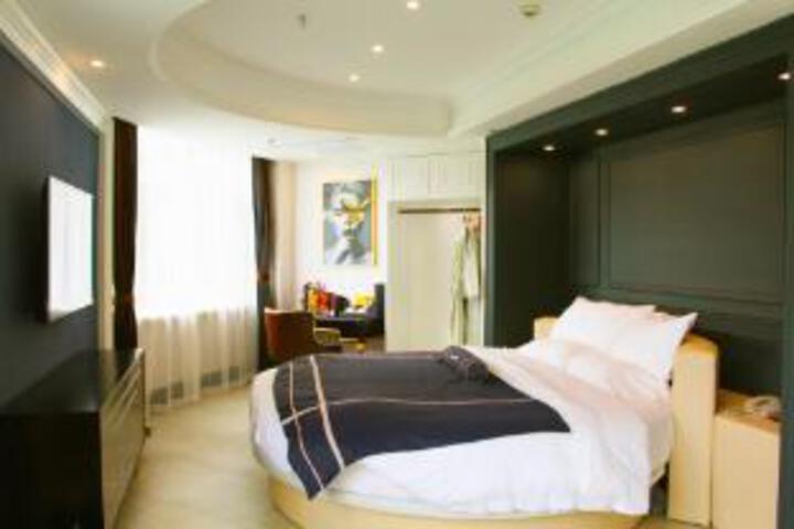 Room 10 of 11
