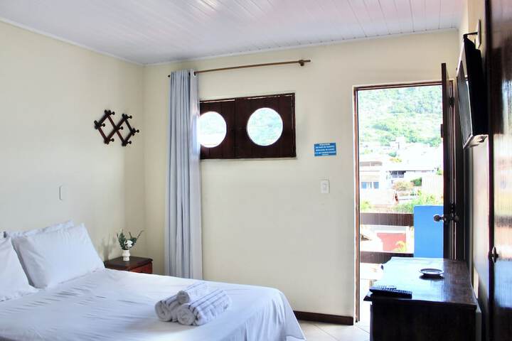 Room 6 of 18