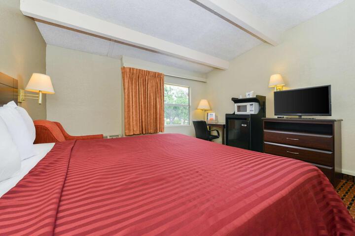 1 King Bed (10 of 14)