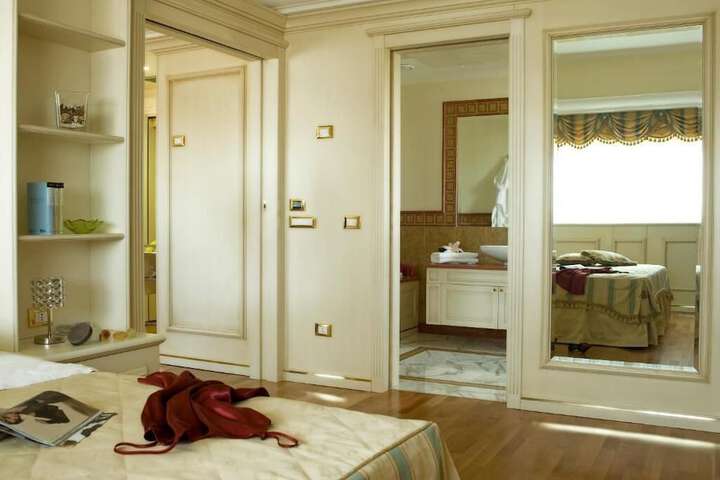 Room 6 of 32