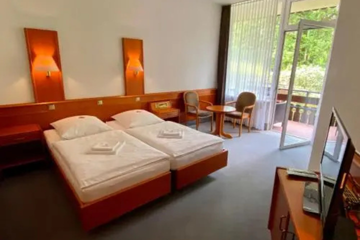 Room 6 of 12