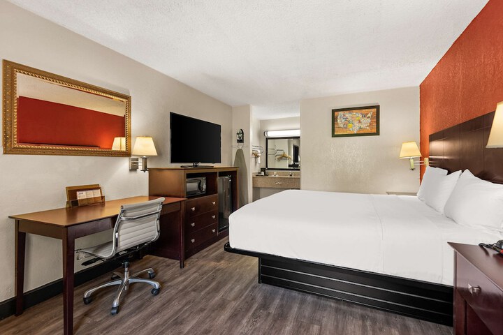 1 King Bed (5 of 10)