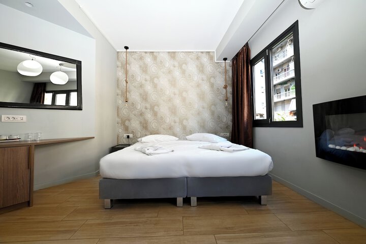 Room 83 of 200