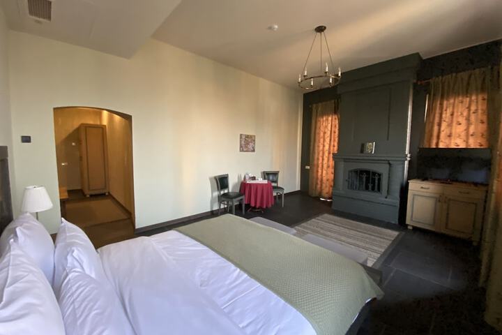 Room 20 of 93