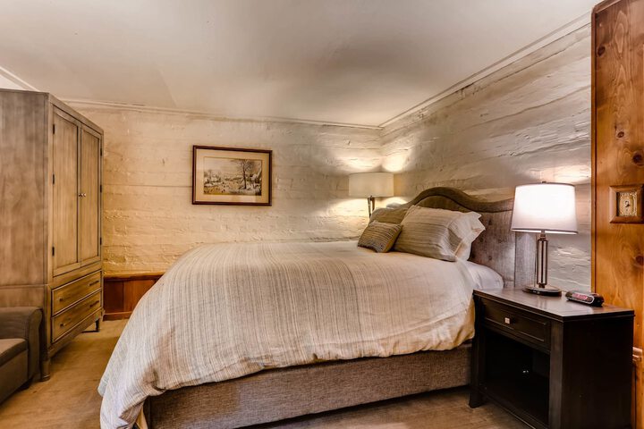 Room 10 of 48
