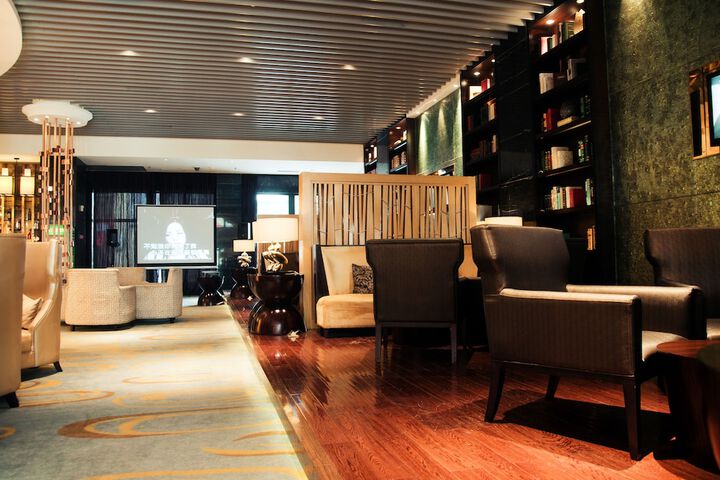 Lounge 17 of 21
