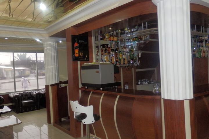 Lounge 23 of 31