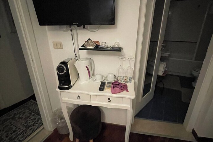 Room 12 of 76