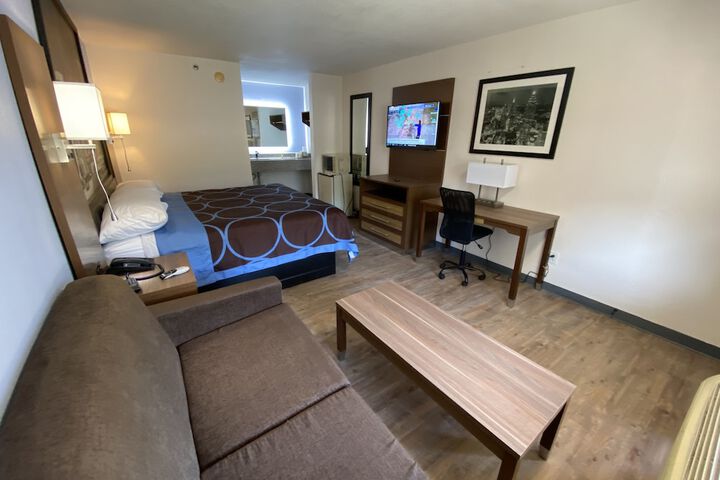 1 King Bed (5 of 8)