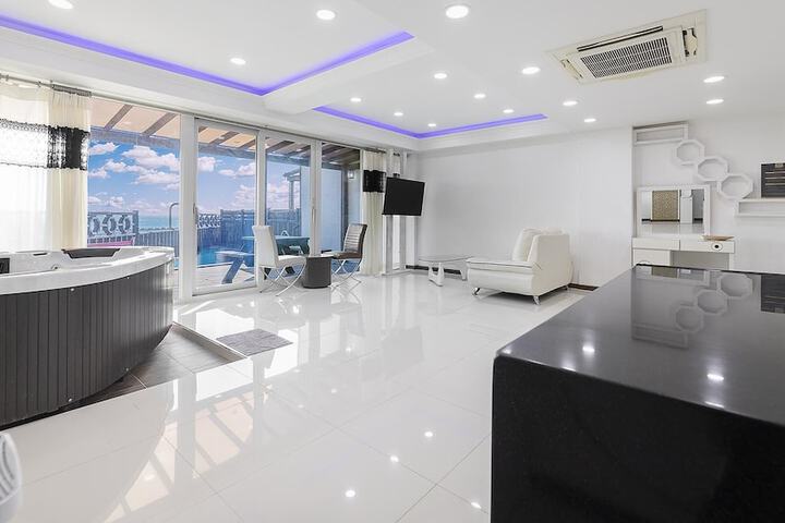 Room 2 of 99