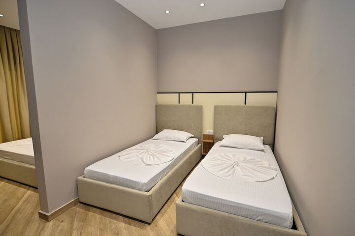 Room 13 of 34