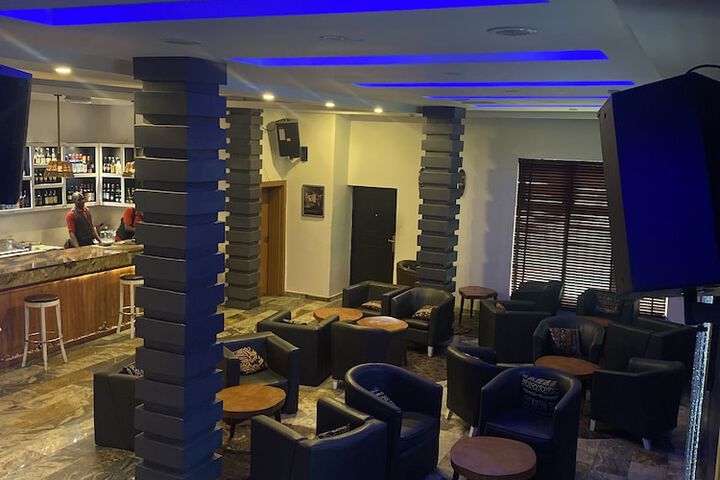 Lounge 47 of 51