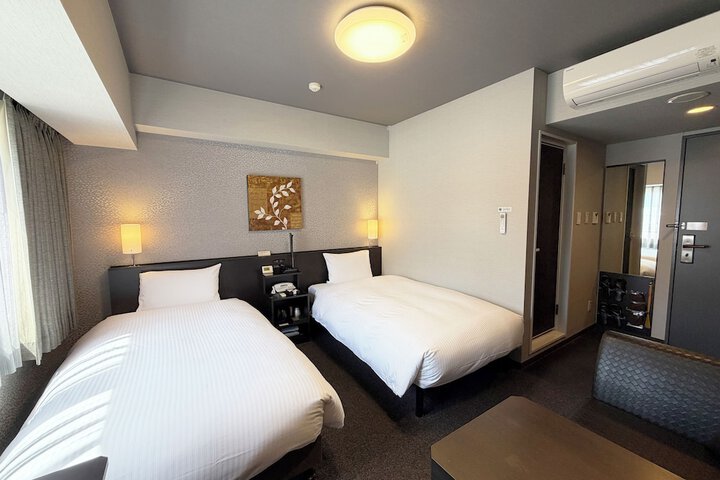 Room 13 of 27