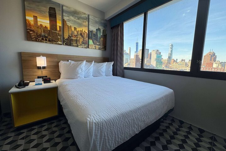 1 Queen Bed Deluxe Room (3 of 7)