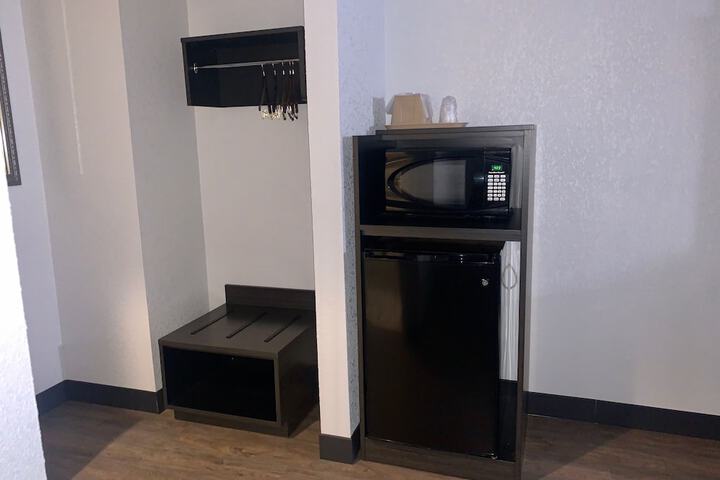 1 Queen Bed Micfridge (15 of 15)