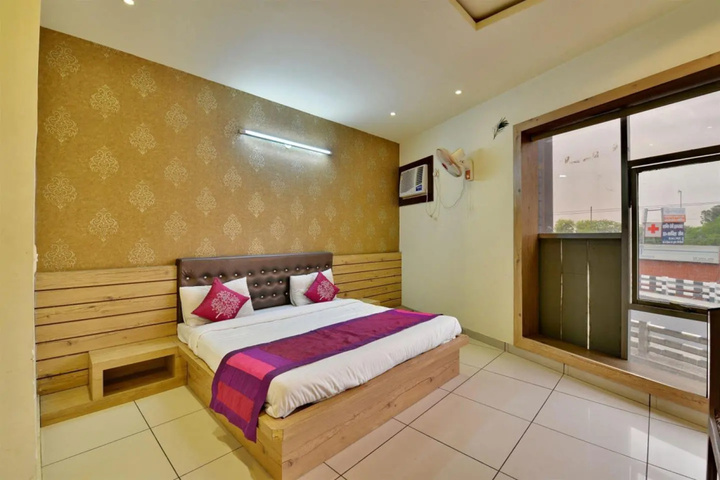 Room 4 of 12