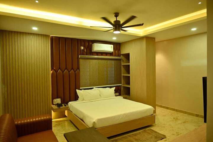 Room 8 of 9