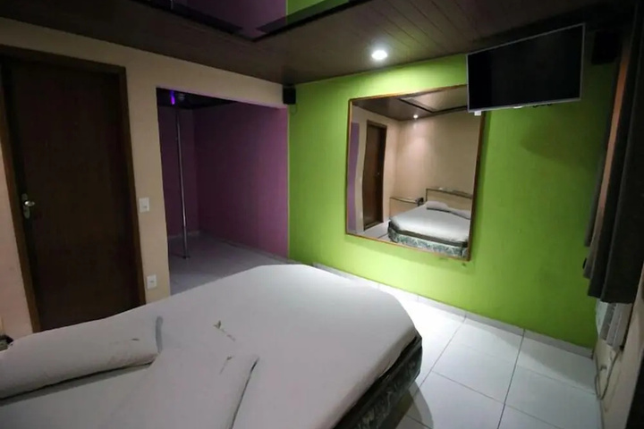Room 5 of 6