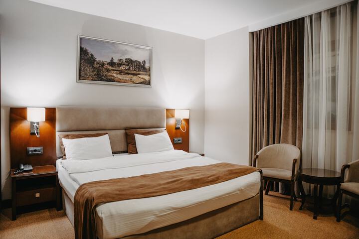 Room 100 of 342