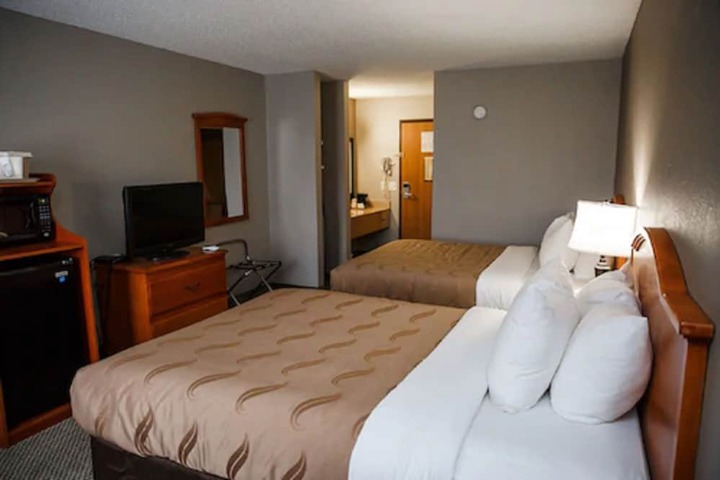 1 Queen Bed (2 of 6)