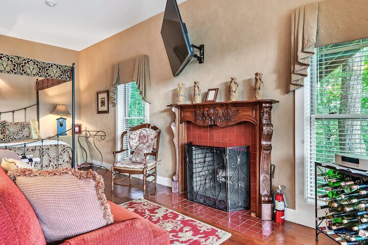 Snug Hug Queen Suite with Fireplace (120 of 131)
