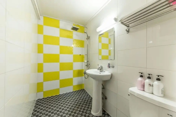 Room 6 of 11