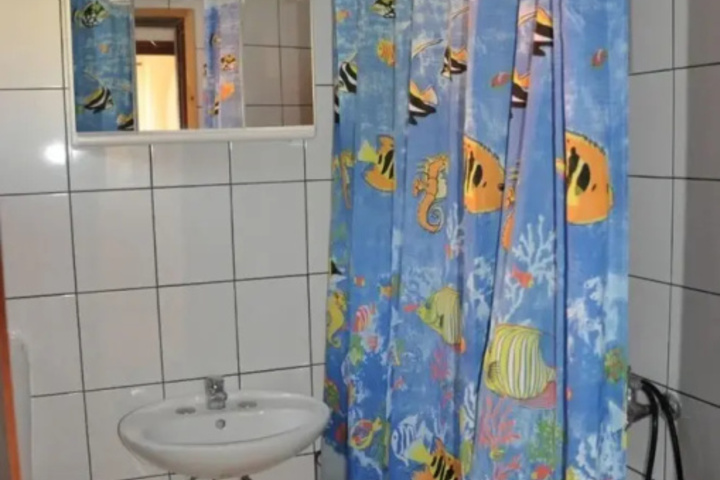 Room 4 of 8