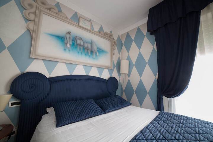 Room 11 of 34