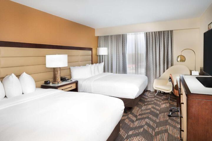 2 Queen Beds (1 of 10)