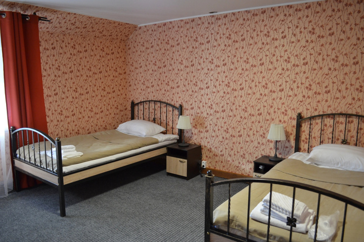 Room 6 of 9