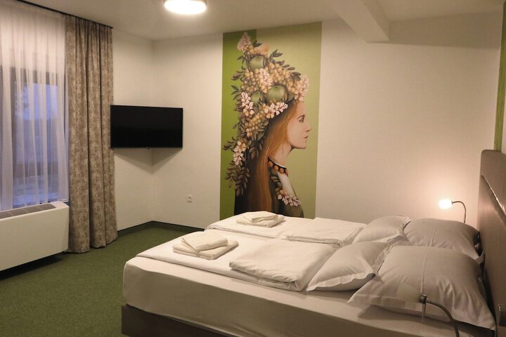 Room 6 of 17