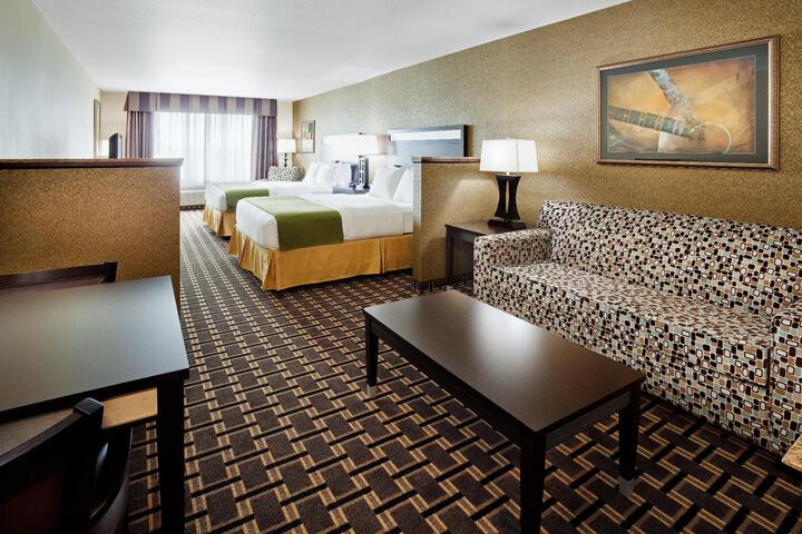 2 Queen Beds (2 of 6)