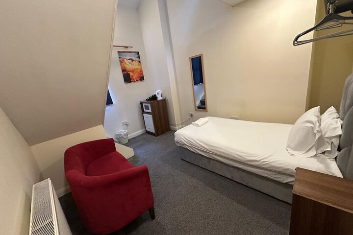 Room 32 of 43